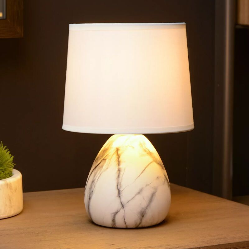 Witte tafellamp Marmo, keramiek, met aan/uit schakelaar Witte tafellamp Marmo, keramiek, met aan/uit schakelaar