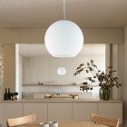Riley hanglamp, grootste versie, mat messing en wit