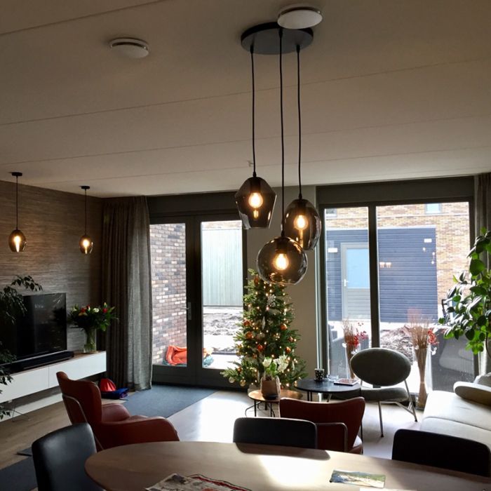 Ronde design hanglamp Lazaro met 3 rookglas kappen
