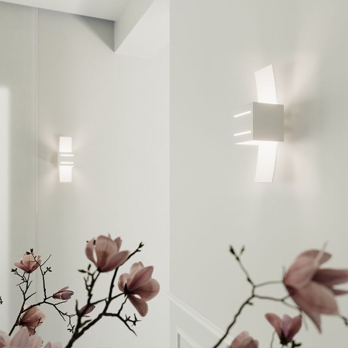 Witte up down wandlamp Jasmien, aluminium